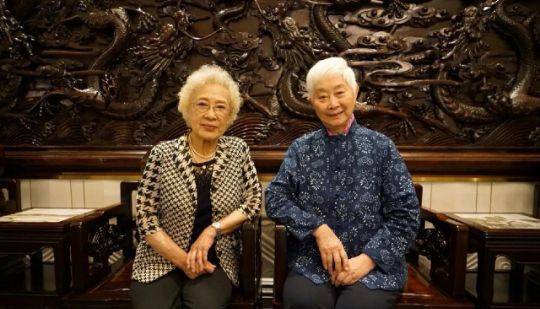 秦怡 99岁秦怡同框94岁卢燕，两人一头白发依然优雅精致，美了一辈子