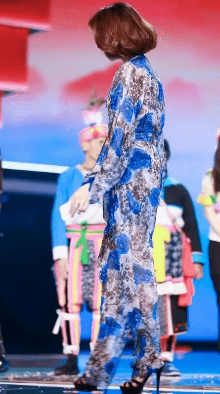 黑色 没想到！董卿身材这么好，穿印花连体裤好惊艳，气场不输超模