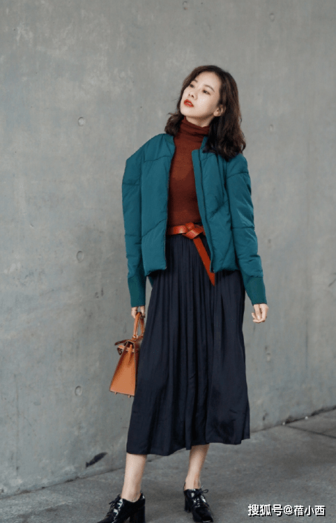 显得 今年流行这4种“羽绒服”，搭配牛仔裤、半身裙时髦又洋气