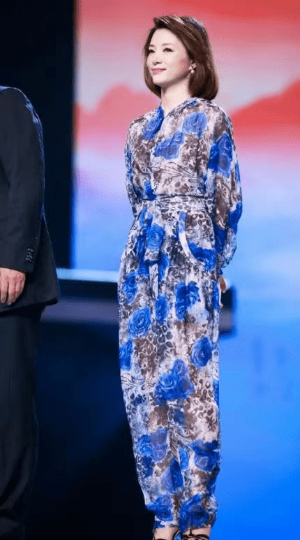 黑色 没想到！董卿身材这么好，穿印花连体裤好惊艳，气场不输超模