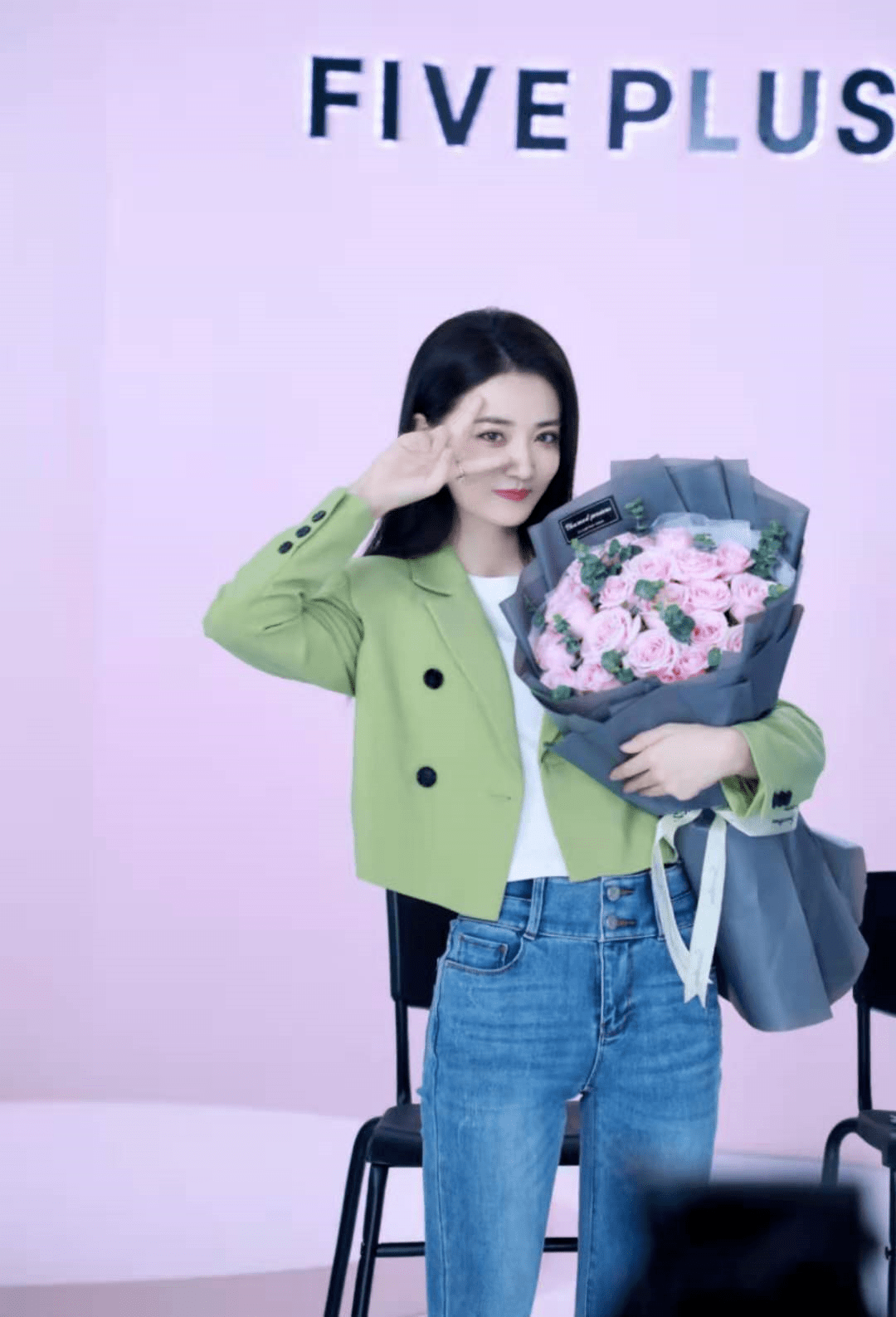 毛衣 徐璐的身材和气质真好，穿绿色小西装搭配牛仔裤，高级又时髦！