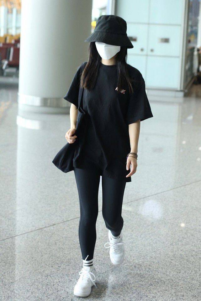 设计 谭松韵这造型挺有个性，衣服上这么多口袋，都要看花眼了