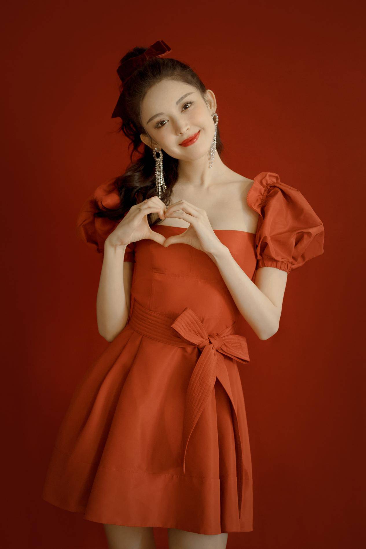 演技 古力娜扎颜值比演技好，红色公主裙宛若真公主，高贵优雅是真绝