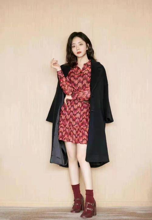风衣 31岁谭松韵像18，红色碎花裙+风衣，时尚减龄还好看