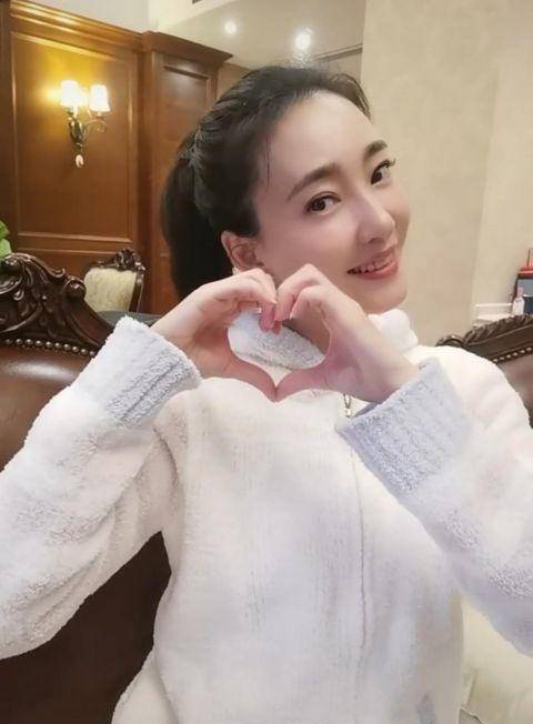 演技|王丽坤素颜出镜状态好对镜甜笑被赞清纯可爱