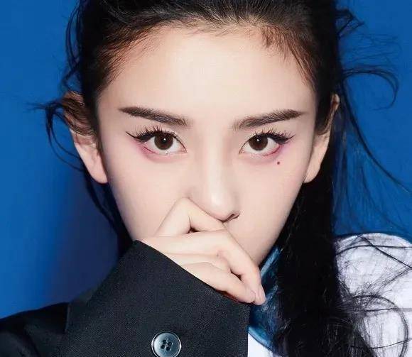 下眼睑“高仿版”四千年美女，跟鞠婧祎的妆容都如出一辙