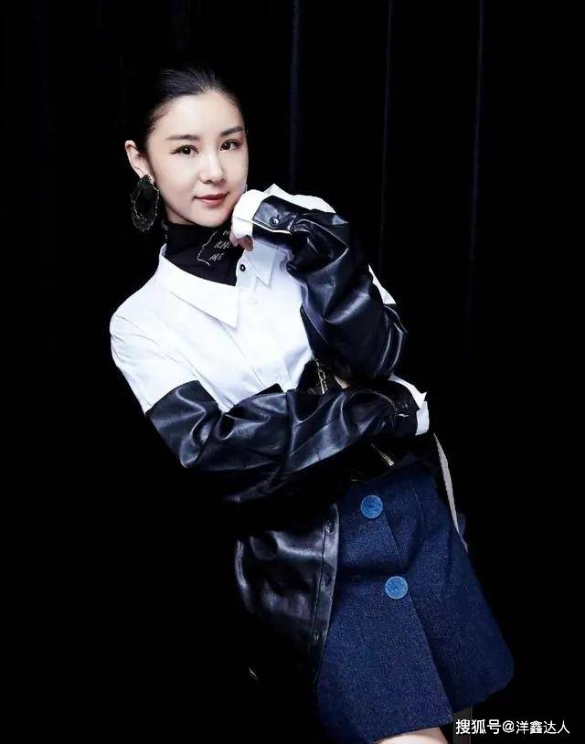 下半身 李小萌瘦下来真惊艳，穿斜肩衬衫配腰封好高级，齐肩短发太减龄