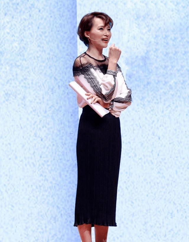 黑色 没想到！董卿身材这么好，穿印花连体裤好惊艳，气场不输超模