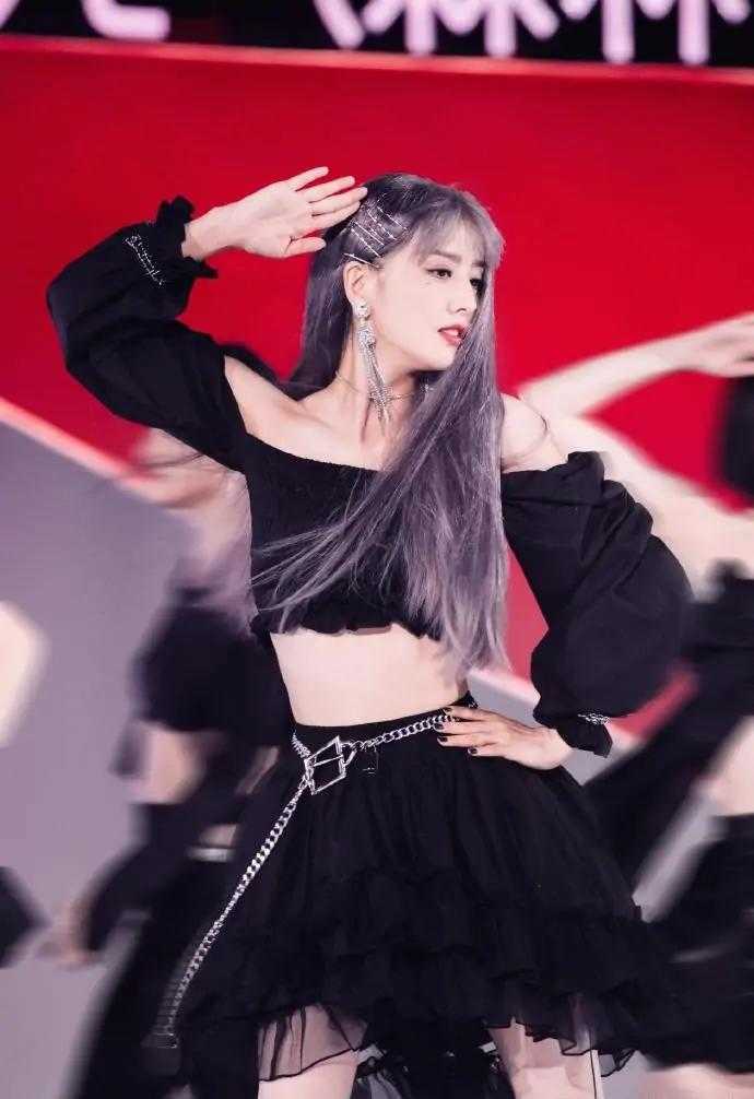 通身 佟丽娅离婚后风格大变，染灰紫色长发配女团造型，美得差点认不出