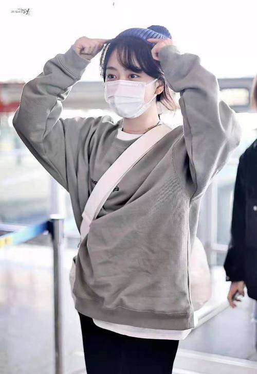 风衣 31岁谭松韵像18，红色碎花裙+风衣，时尚减龄还好看