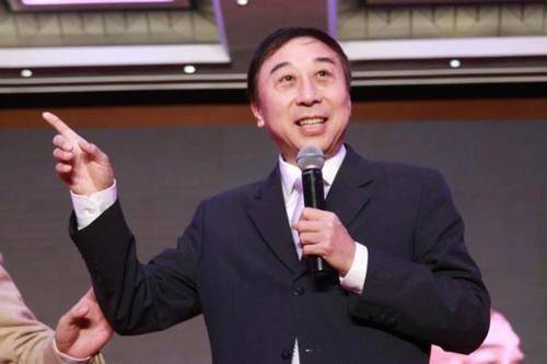 冯巩|冯巩不愧是老艺术家，大早上为环卫工人送早餐，态度亲和接地气