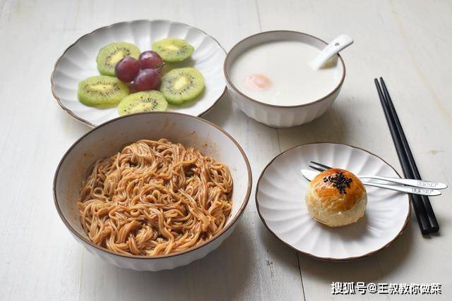 蛋黄酥|一个人的早餐走红朋友圈，葱油面牛奶窝蛋样样好吃，精致又温暖