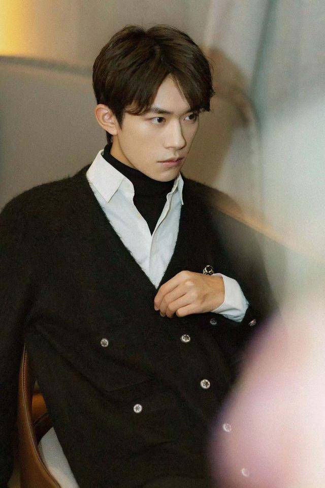 毛衣 今年想要时髦有范,穿出精致的脸庞,不妨选择烟管领毛衣