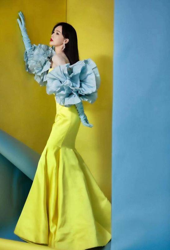 黑色 唐嫣身材好到任性穿,黄色连衣裙温婉大气,蓝色手套浮夸又高调