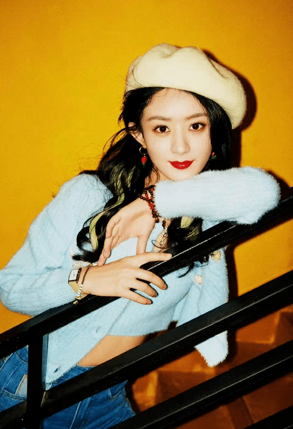 亮点 赵丽颖为了美太拼！深夜下班露肚脐不怕寒风吹，戴贝雷帽美貌开挂