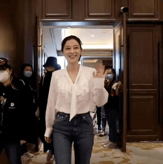 马尾46岁梅婷不靠高定也能惊艳众生！扎高马尾变活力美少女，状态绝佳