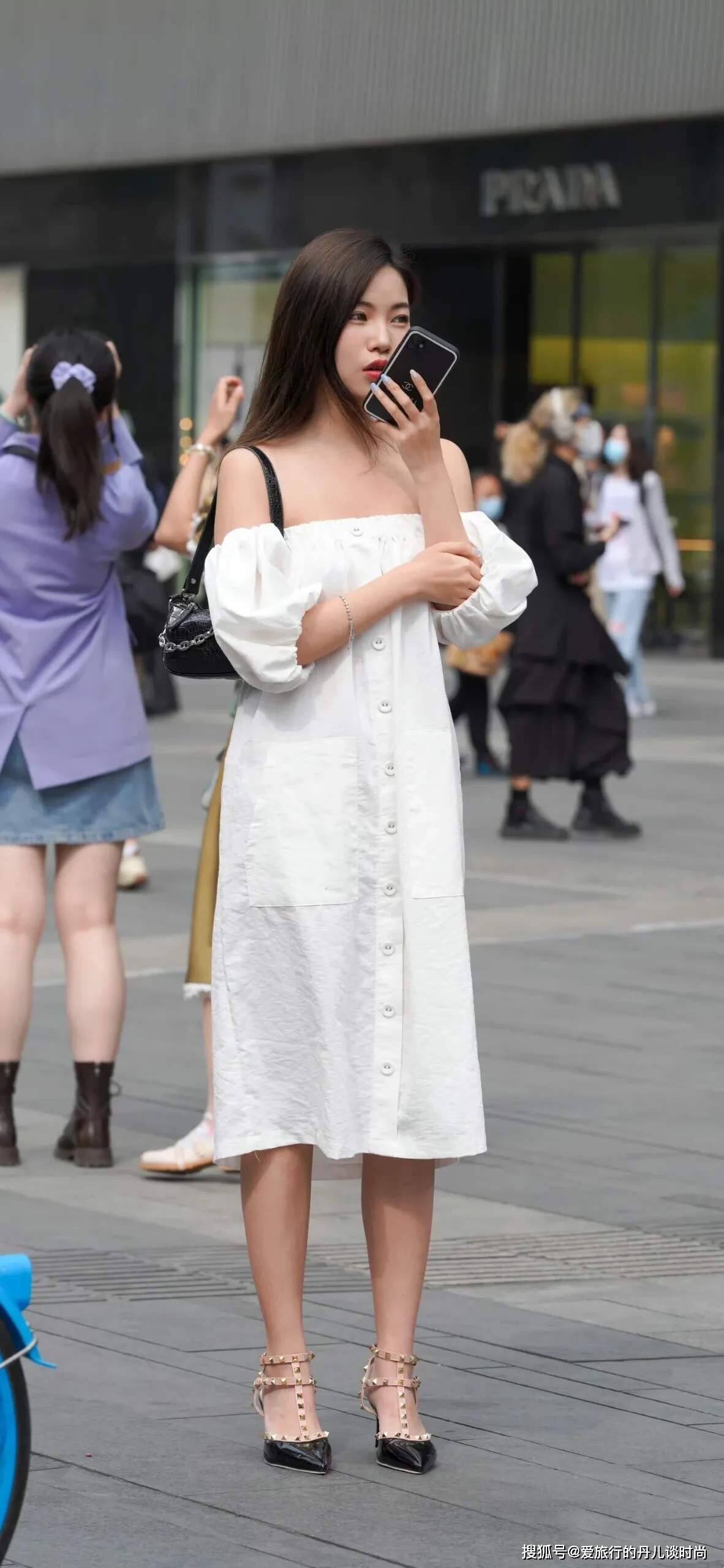 个性 小姐姐真会穿！一袭白色露肩连衣裙，甜美又迷人