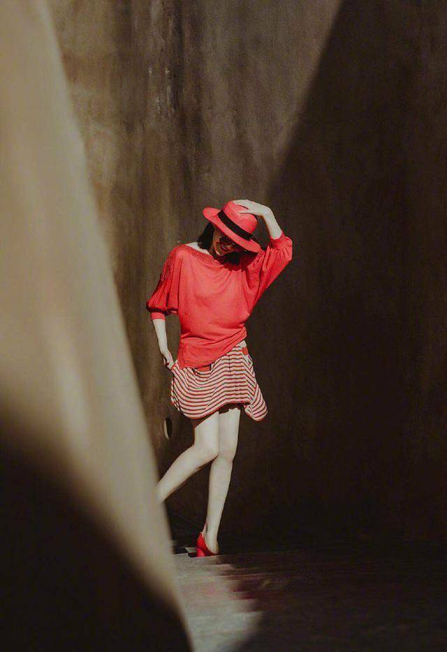 展现 许晴黄色长裙荡秋千,五十岁的许晴把生活过成了二十的样子