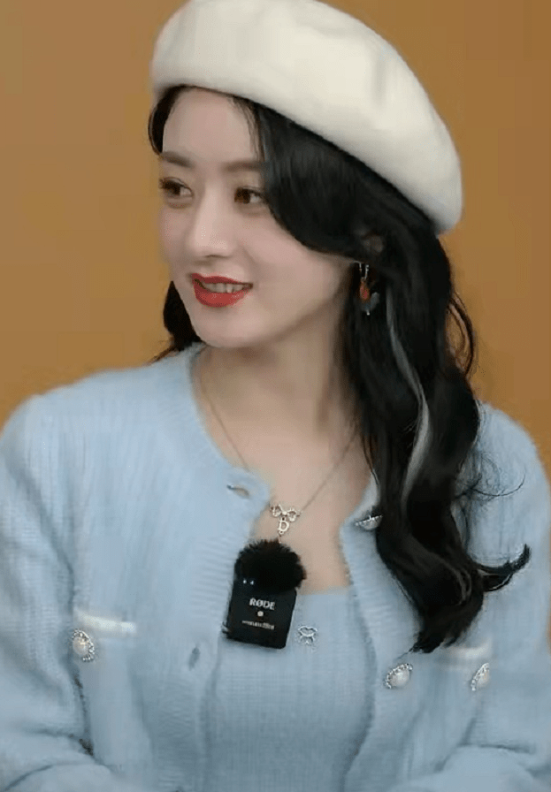 亮点 赵丽颖为了美太拼！深夜下班露肚脐不怕寒风吹，戴贝雷帽美貌开挂