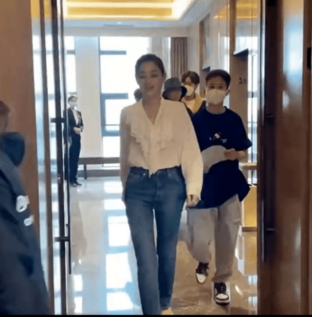 马尾46岁梅婷不靠高定也能惊艳众生!扎高马尾变活力美少女,状态绝佳