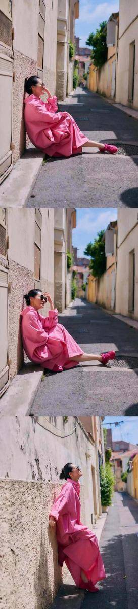 展现 许晴黄色长裙荡秋千,五十岁的许晴把生活过成了二十的样子