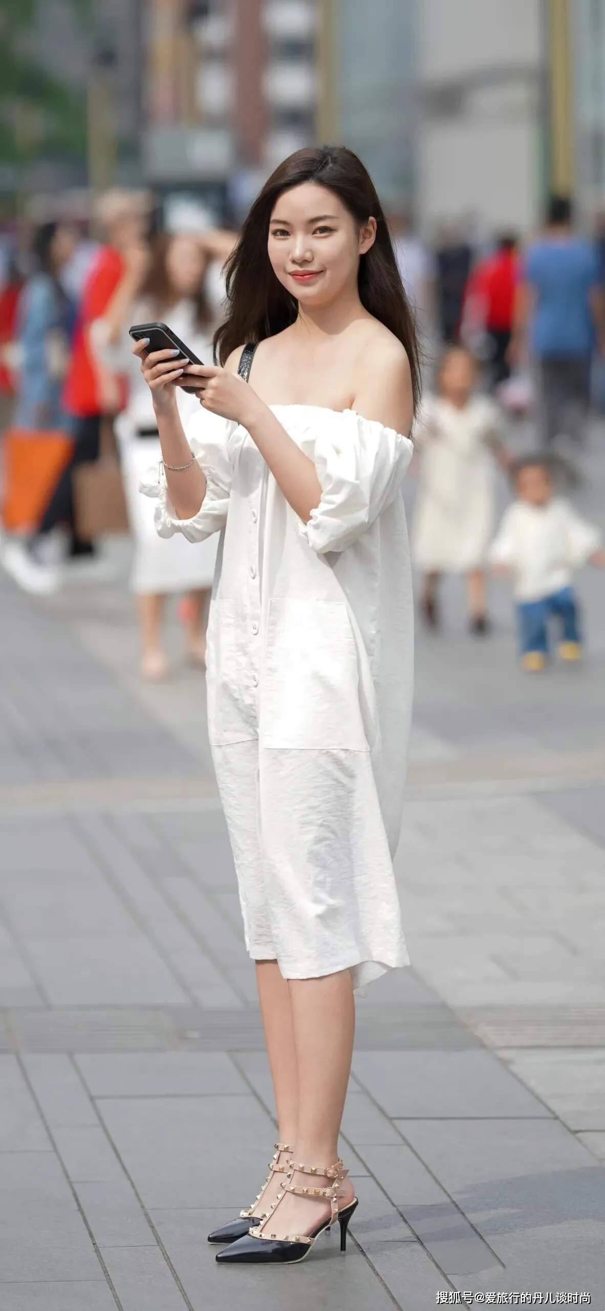 个性 小姐姐真会穿！一袭白色露肩连衣裙，甜美又迷人