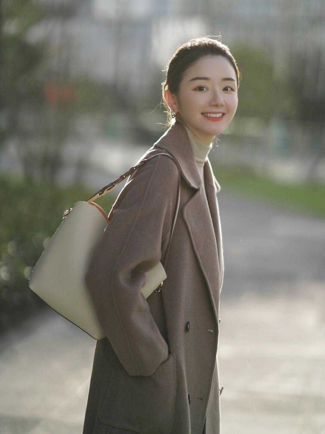 设计 秋冬季,时尚博主都爱用“大衣+针织衫+白色长款”,高级又时髦