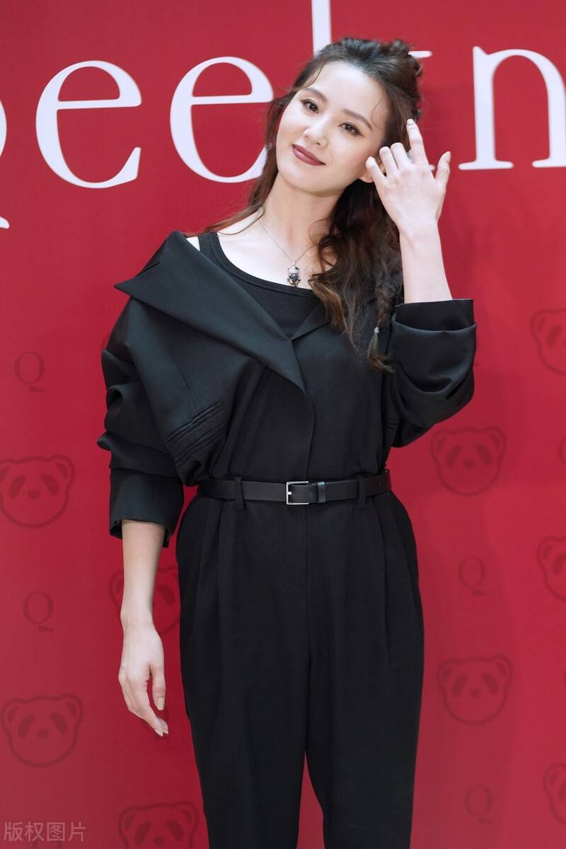 西裤 刘诗诗当妈后“胖不少”,绑腰带都看不出腰身,小露香肩还是迷人