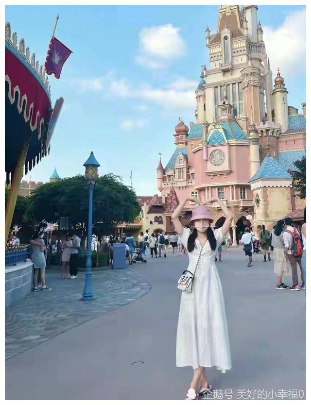 贵妇 方媛晒全家福为郭富城庆生！打扮精致终于像贵妇，俩女儿颜值超高