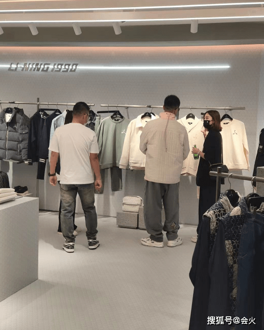 女儿孙红雷逛街服装店被偶遇！多次试穿精挑细选，身边5人陪同阵仗大