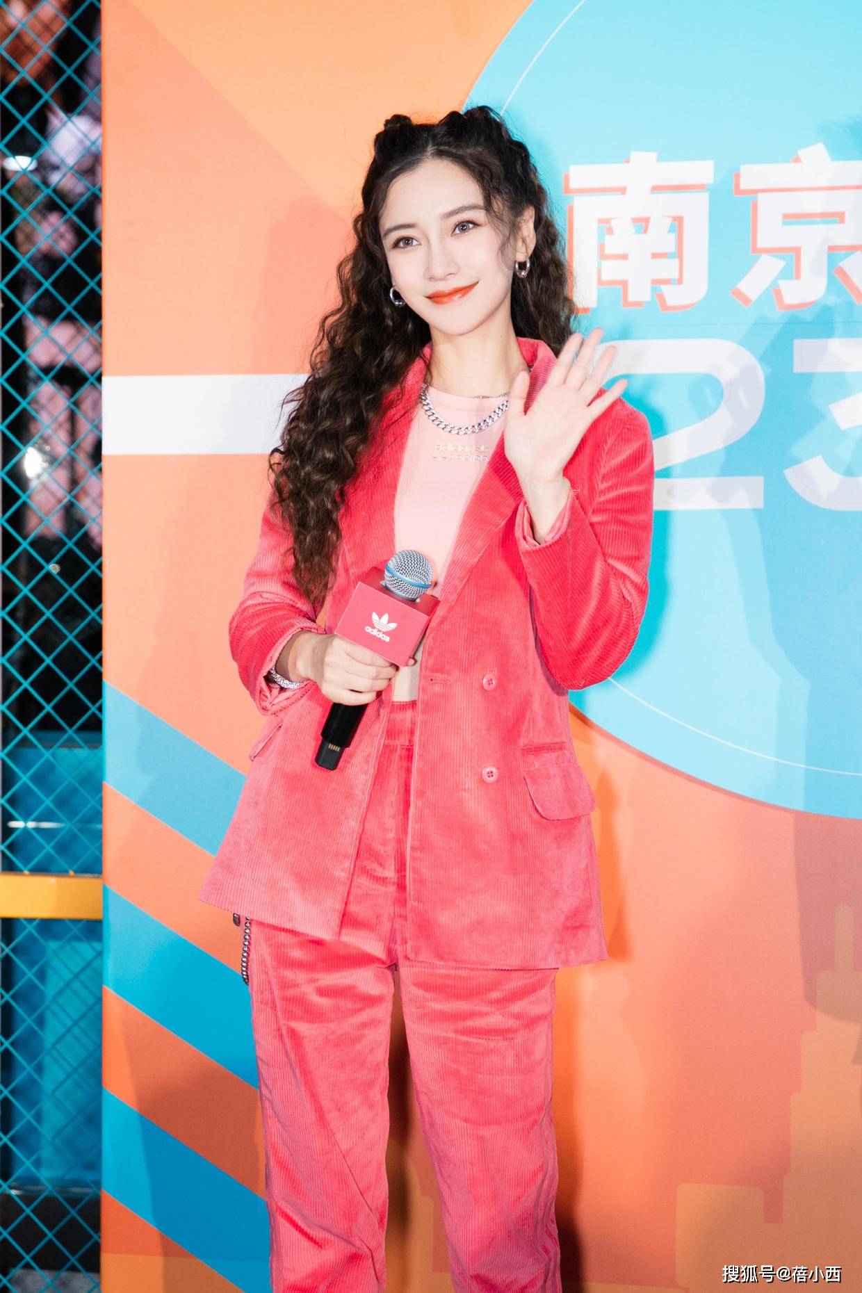 黑色 Angelababy不愧是“颜值天花板”，穿镂空上衣配短裙，身材太吸睛