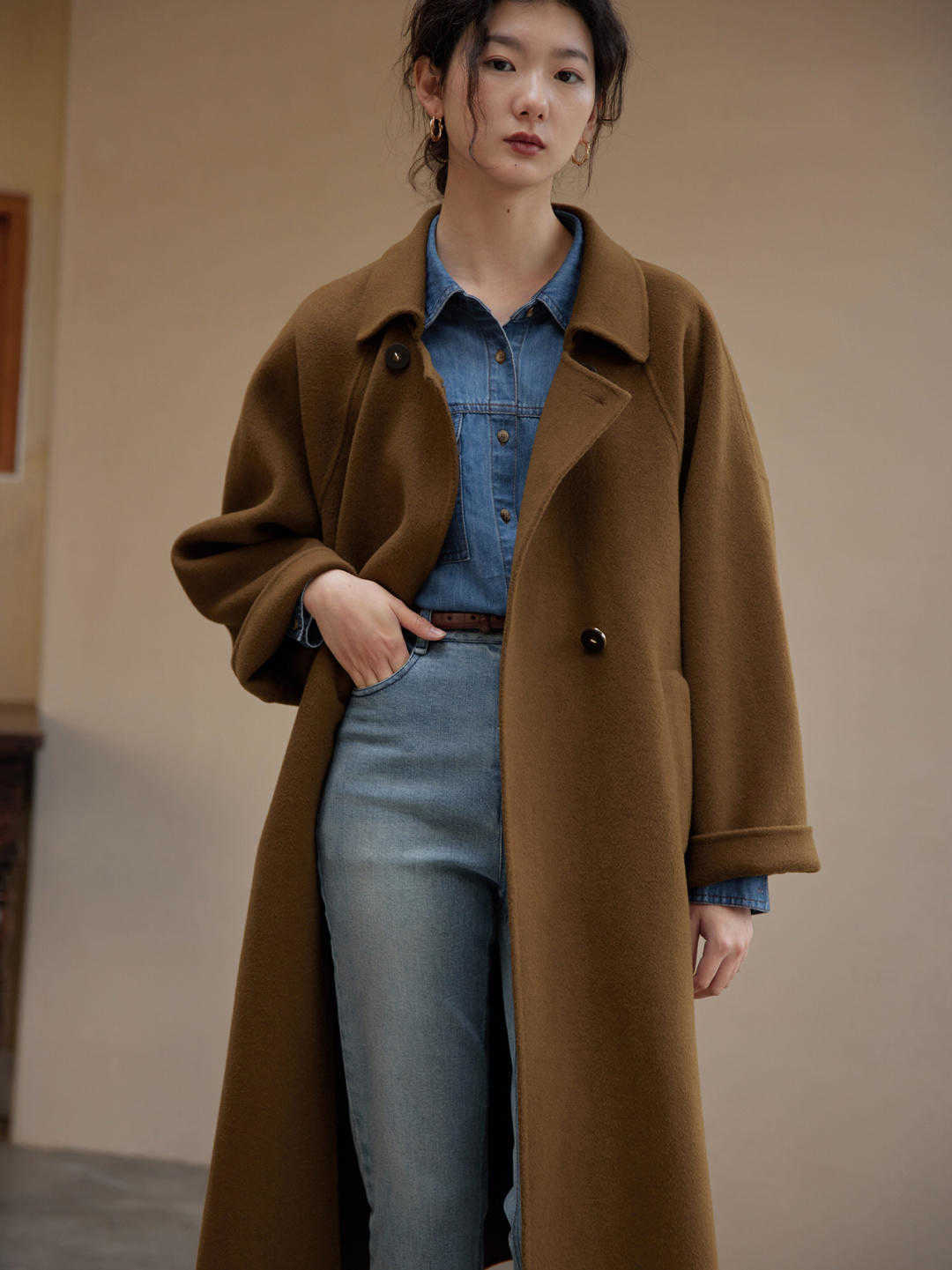 设计 秋冬季,时尚博主都爱用“大衣+针织衫+白色长款”,高级又时髦