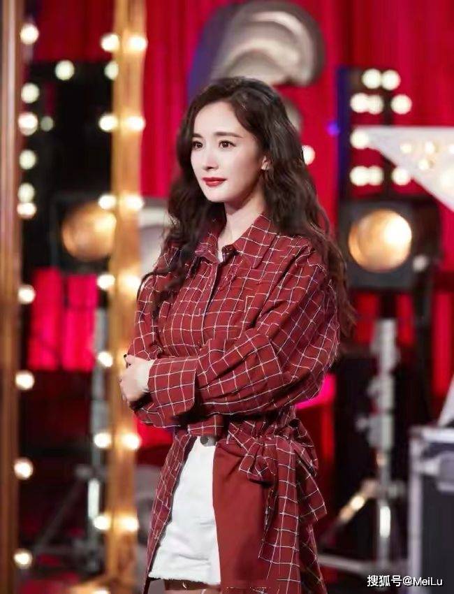 杨幂 杨幂上演“长腿杀”，格子私服穿搭太难拒