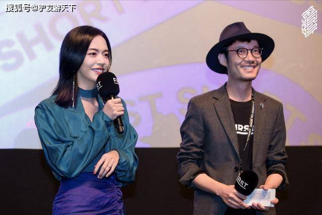 姚晨 姚晨这气质没谁了，穿蓝色缎面衬衫配紫色高开叉裙，高级又妩媚