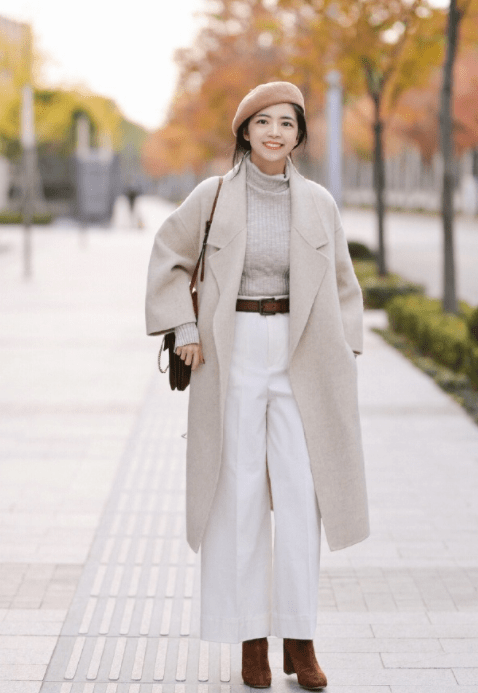 黑色 放弃打底裤吧，潮人更喜欢“大衣＋小白裤”，清爽时髦显腿长！