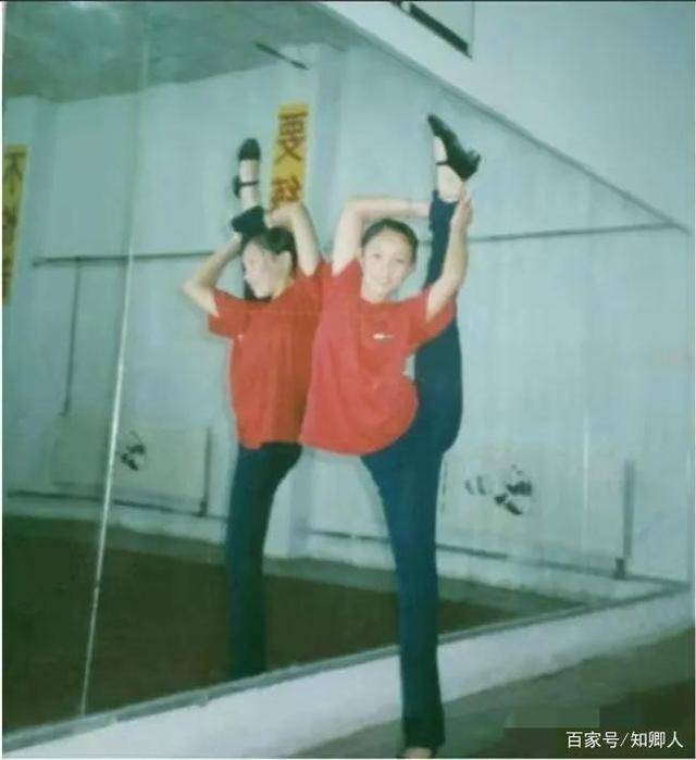 费聿锋由鱼缸底部铺设的鹅卵石
