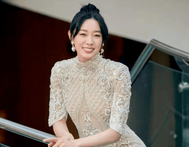 鱼尾 冠军孙一文明星脸藏不住了！穿紧身碎钻裙大秀超模身材，超辣