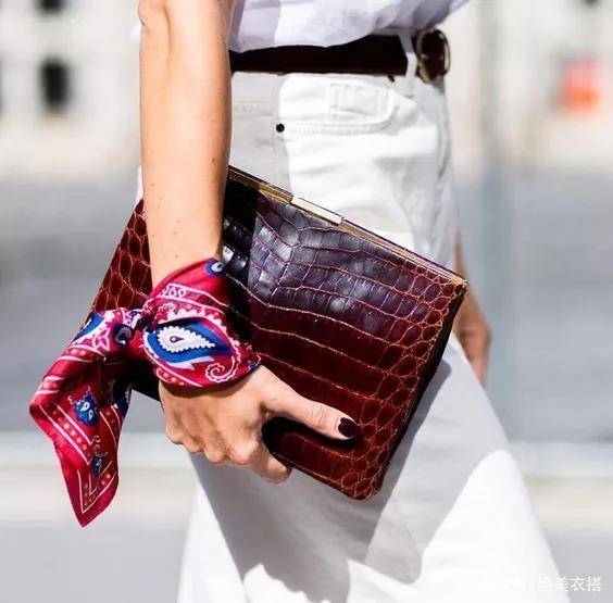 衣结 没腰、有肚子的中年女人不要“塞衣角”，学这样穿，遮肉显瘦还时髦