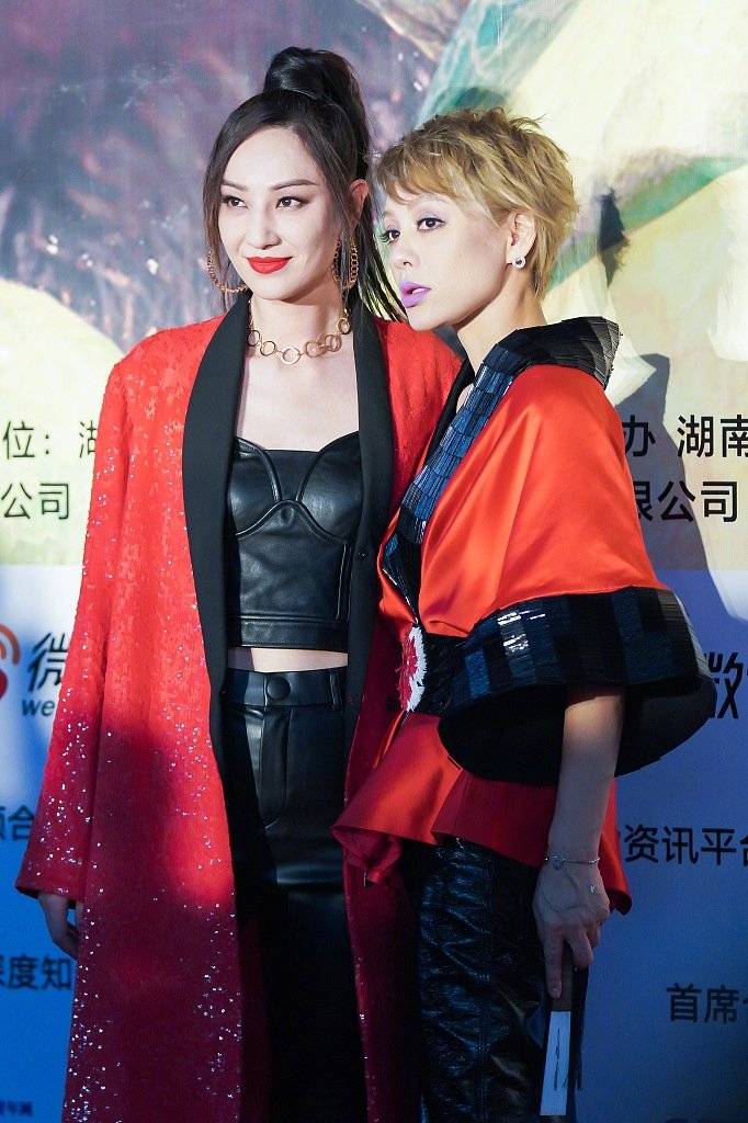 色调宁静肉眼可见瘦下来了，五官变得立体了，驾驭各种唇色不在话下