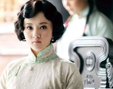 设计 李玲玉与金铭都有娃娃脸，同穿礼服还手牵手，站一起看着挺像母女