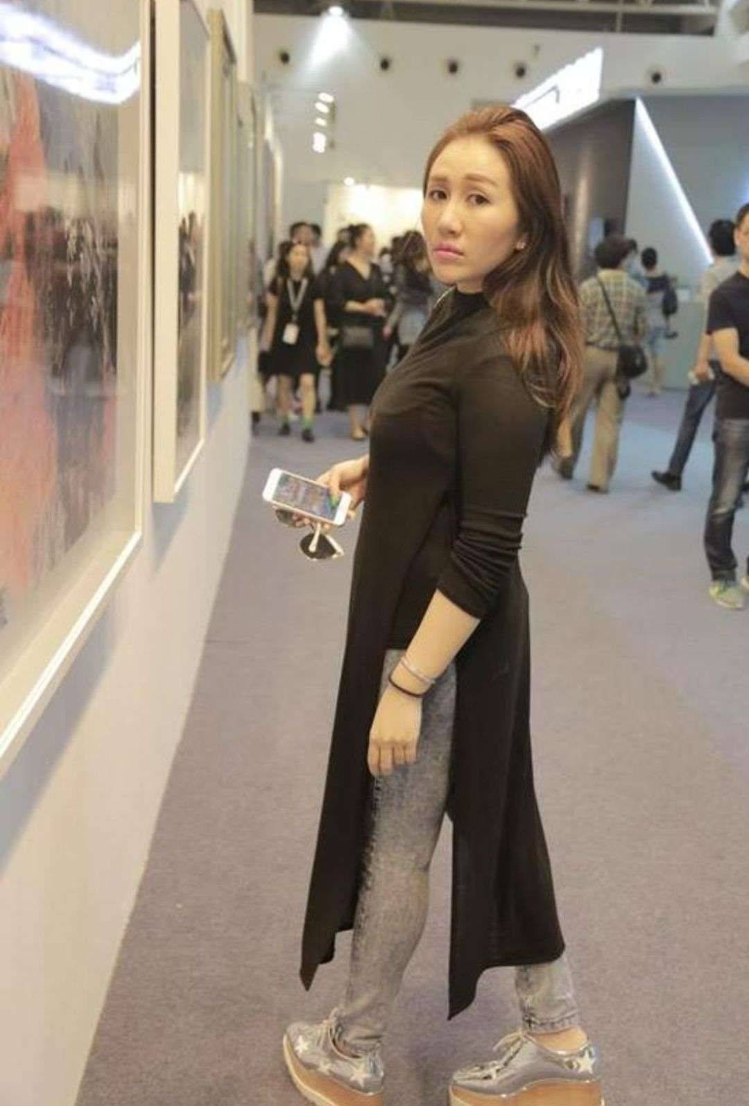 何超盈 何超盈真胖了不少，穿9千5短裙显得膀大腰圆，女儿2岁就背爱马仕