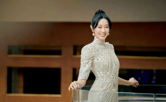 高贵范 冠军孙一文彻底变超模！穿镶钻礼服裙美成女王，绝美容颜真不逊色