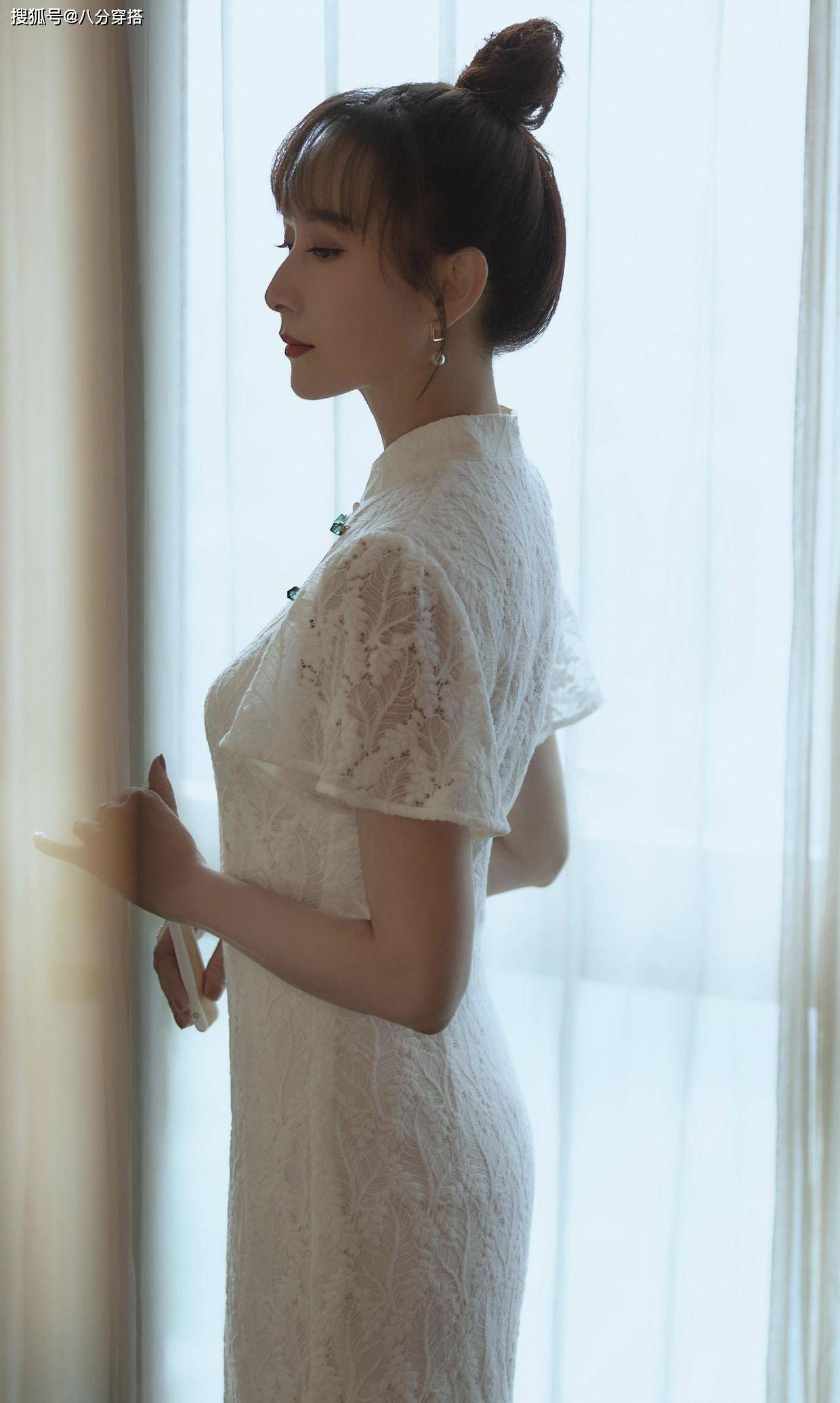 一身 阔太胡静气质真不错,穿黑色西装还搭配鱼骨抹胸,藏不住的高贵范