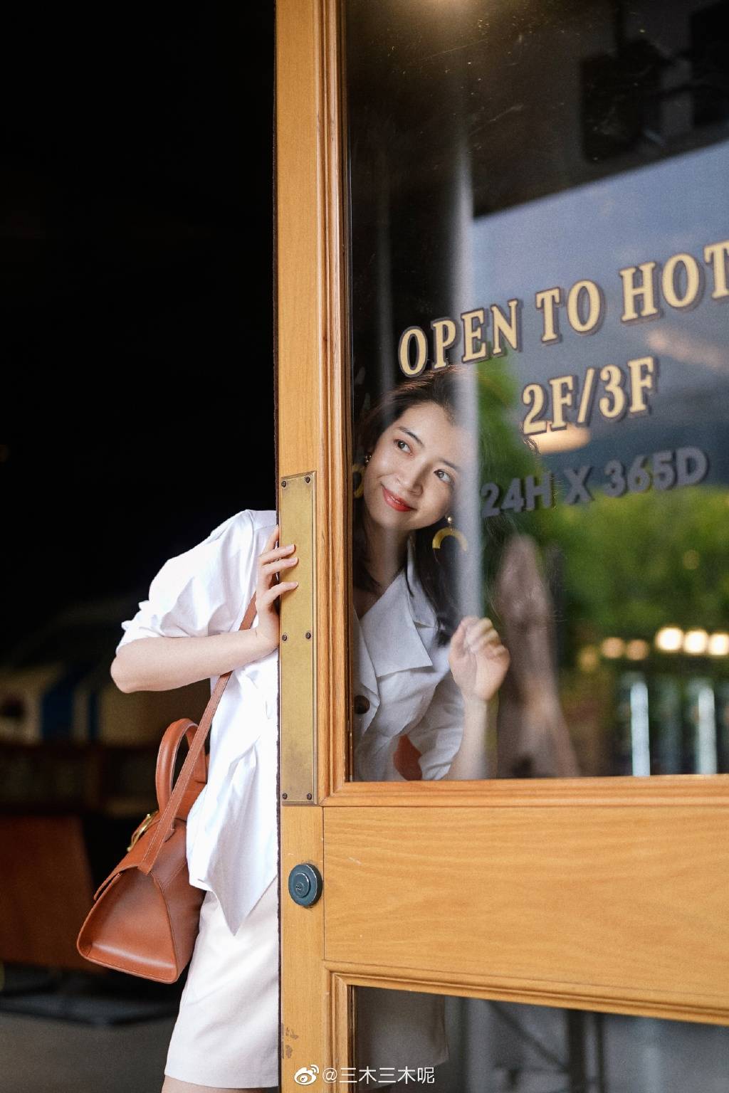 显得 小个子女生夏季穿搭，一字肩搭配斑马印花裙穿搭，优雅大气