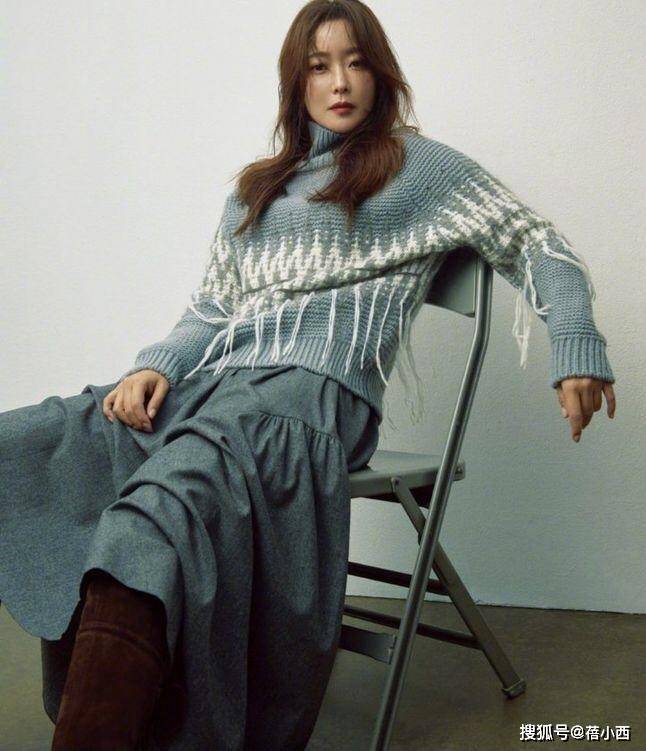 西装 金喜善44岁还敢挑战薄荷绿，穿长裙配阔腿裤，不俗反而美出国际范