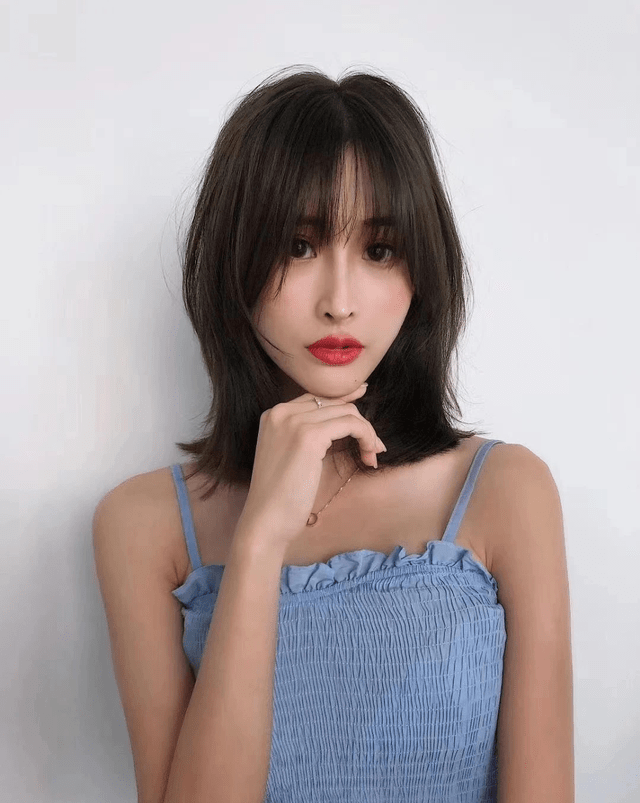 中分“锁骨发”发型19款，一看就很喜欢，瘦脸时尚不夸张