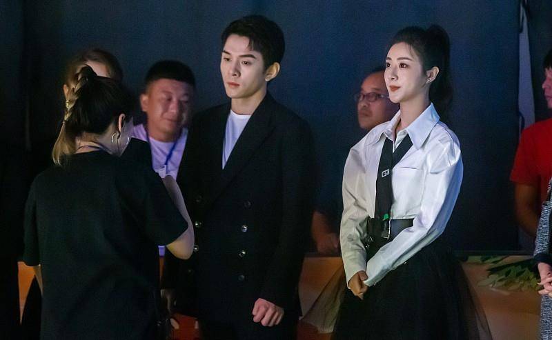 领带 薇娅不仅时髦还善良,穿衬衫和李佳琪做公益,时尚穿搭好美!