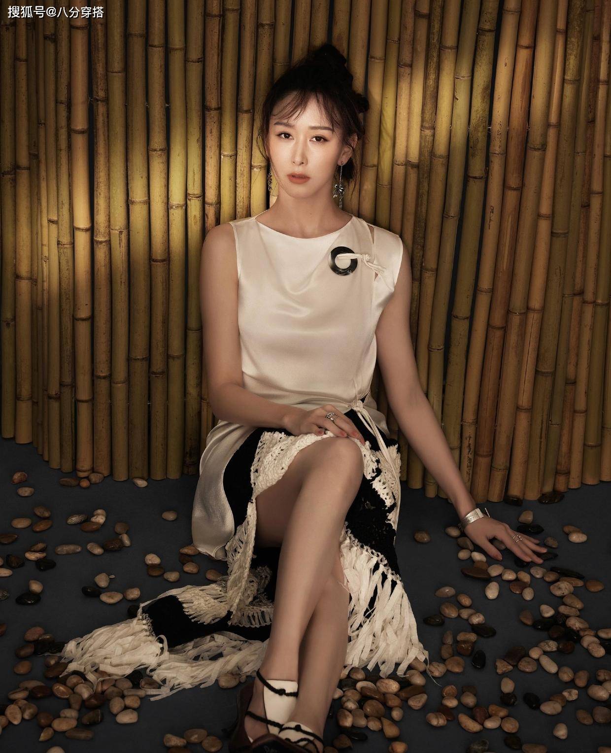 一身 阔太胡静气质真不错，穿黑色西装还搭配鱼骨抹胸，藏不住的高贵范