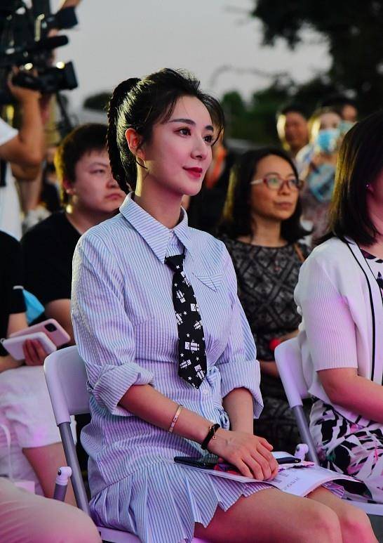 领带 薇娅不仅时髦还善良,穿衬衫和李佳琪做公益,时尚穿搭好美!