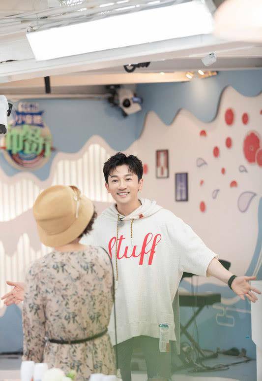 逗号 苏有朋又潮又帅,身穿斗篷款卫衣搭破洞裤,46岁也是个时髦精!